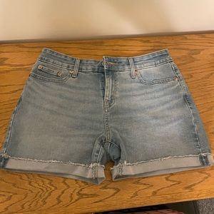 ✨2/$24 BUNDLE✨ Levi’s mid rise short